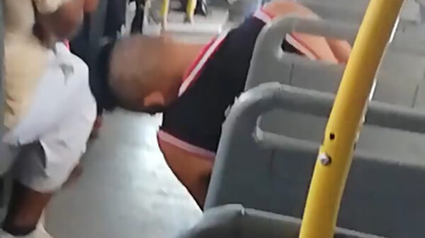 Slapen in de bus kan zeer pijnlijk zijn