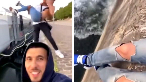 Haha kijk naar mij, ik gooi je voor de grap in het water!!