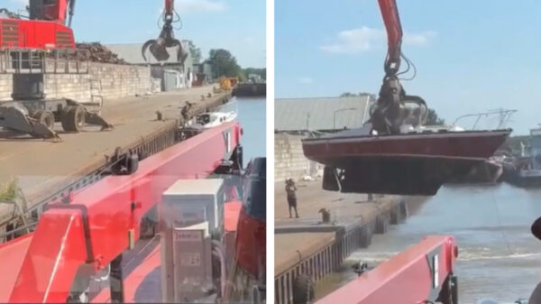 Bootje door sloopkraan gegrepen nadat eigenaar illegaal aanmeert in Almelo