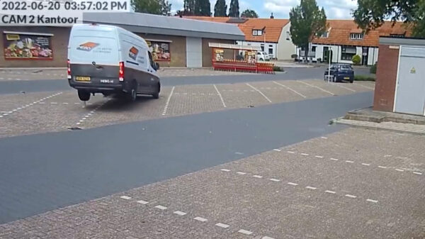 Best knap; je busje op een lege parkeerplaats in Borne tegen een paal rijden