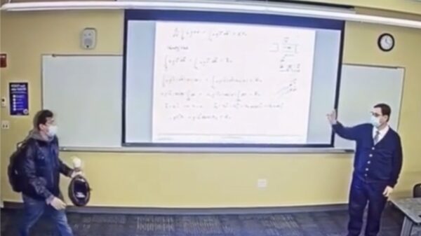 Student komt half uur te laat maar weet toch indruk op z'n docent te maken