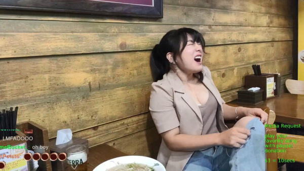 Heet bord soep vs influencer met veel te veel scheuren in haar broek: 1-0