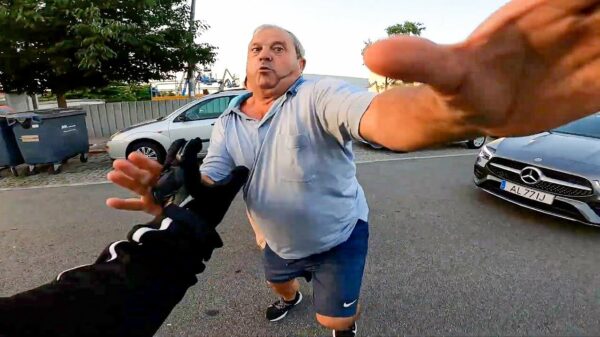 Motorrijder krijgt herres met een opgefokte Mercedes-bestuurder