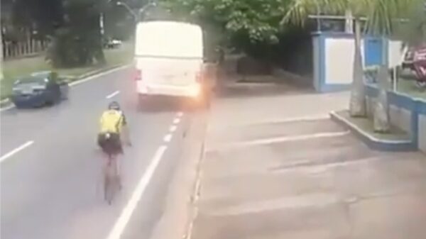 Wel eens een wielrenner gezien die hard op de achterkant van een bus klapt?