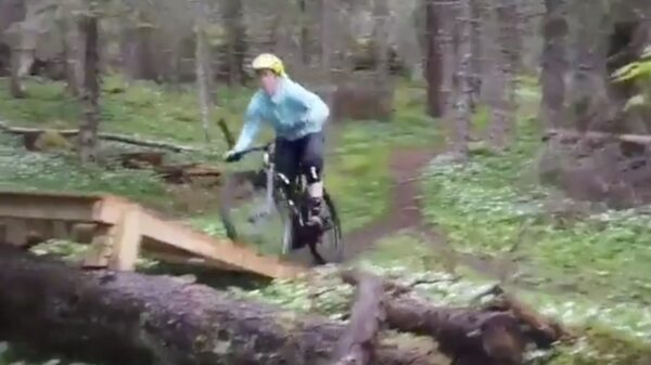 Zondagmiddag; tijd voor een gezond stukje crossen in het bos
