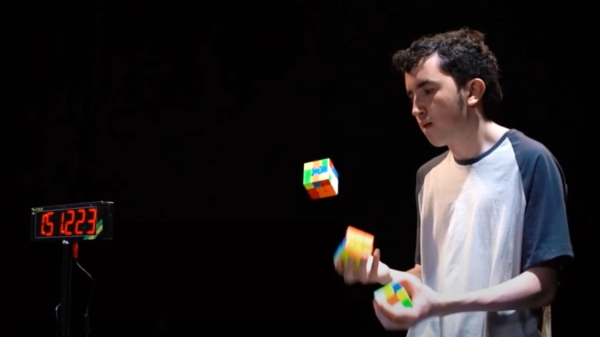 Het wereldrecord "Rubik's Cubes oplossen terwijl je ermee jongleert" staat op 4:31