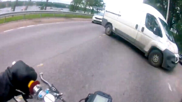 Motorrijder kan afslaand busje niet ontwijken en klapt er vol tegenaan