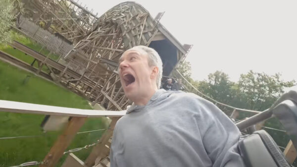 Volwassen man weet zijn levenslange fobie voor achtbanen te verslaan