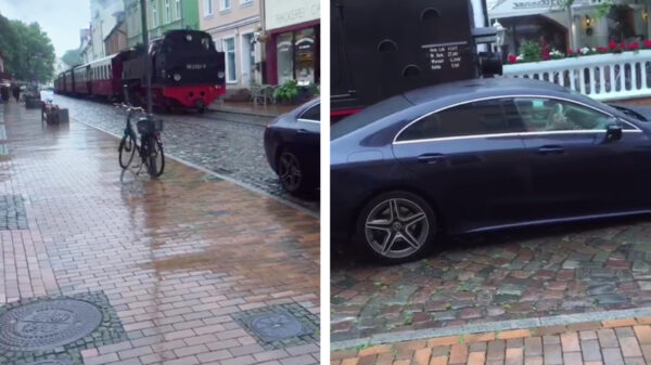 Automobilist zien joekel van een stoomtrein over het hoofd en bokt 'm er zo voor