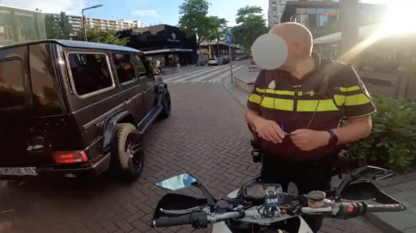 Ome agent heeft honger en daarom mag deze motorrijder z'n rijbewijs houden