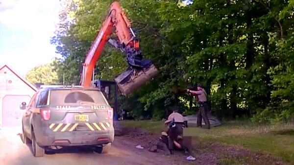 Ouders vallen met graafmachine aan om arrestatie van zoon te voorkomen