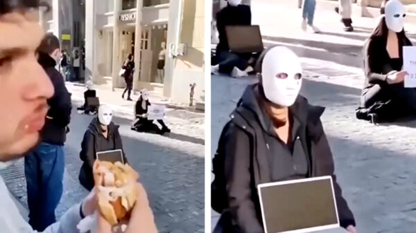 Man geniet van zijn sappige hamburger bij een stille vegan-demonstratie