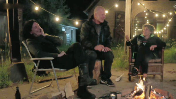 Maxim Hartman gaat ouderwets tekeer tegen Hanneke Groenteman in Boerderij van Dorst