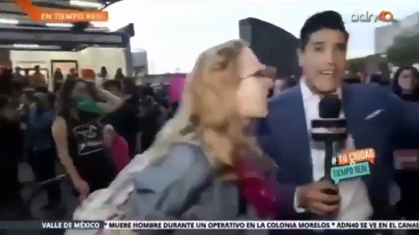 Mexicaanse verslaggever wordt tijdens live-televisie snoeihard knock-out gemept