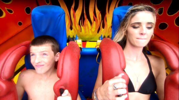 Moeder moet zoon in slingshot troosten als zijn nootjes klem zitten