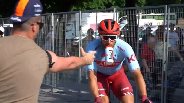 Toeschouwer probeert bidon uit mond van wielrenner Marco Haller te trekken