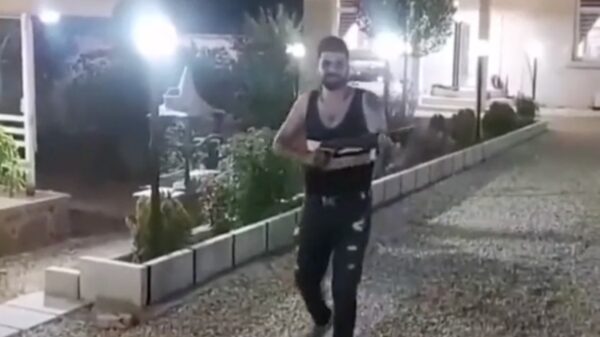 Kijk mij eens ff helemaal het mannetje zijn met m'n nieuwe gun!