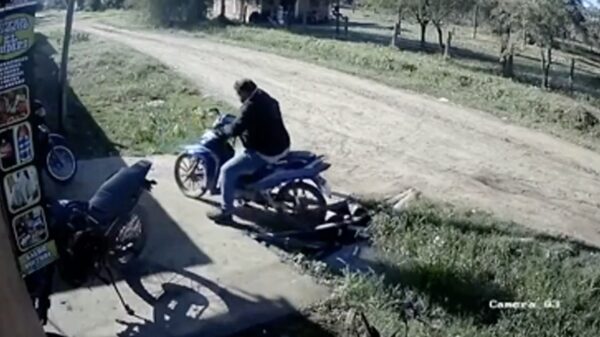 Zo blijkt maar weer dat achteruitrijden op een scooter best lastig is