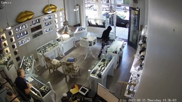 Tuig probeert juwelier te overvallen met een moker maar de eigenaar heeft ballen van staal