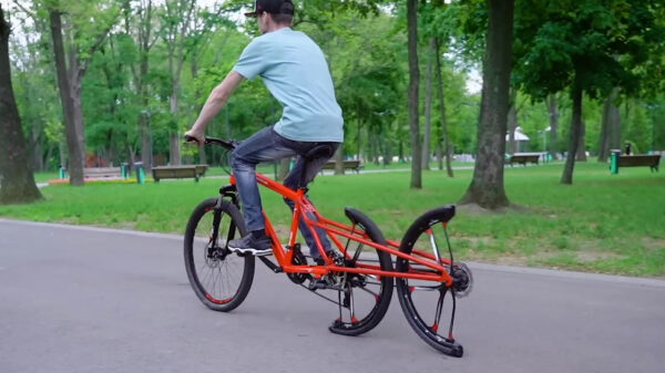 Met twee halve achterwielen kun je blijkbaar prima fietsen