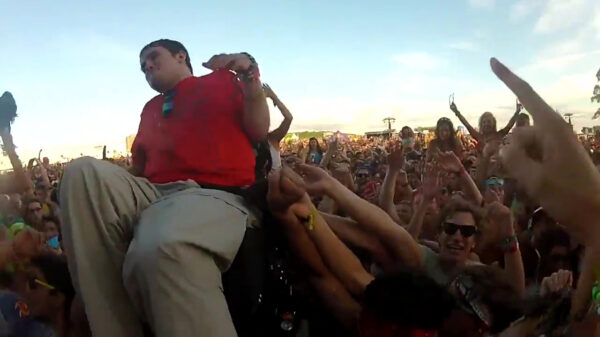 Die keer dat Steve Aoki bewees verdomd accuraat taarten te kunnen gooien