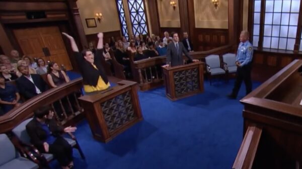 TV-rechter gaat los op vrouw na juichen voor de rechtbank