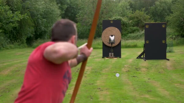 Hoe goed werkt een middeleeuws harnas eigenlijk tegen pijlen?