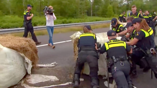 Ineens snap je waarom boeren trekkers bij dit soort dingen gebruiken