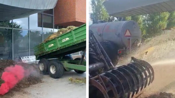 Het gemeentehuis in Lochem werd door boze boeren getrakteerd op een dampende lading kak