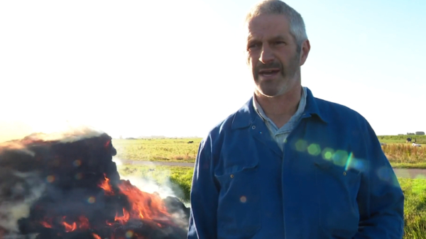 Boerenprotest zorgt met brandende hooibalen voor enorme files op de snelweg