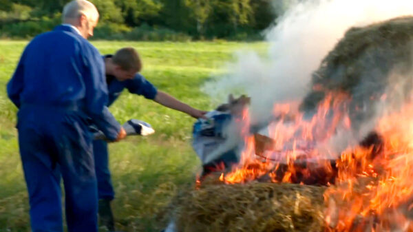 Boerenprotest zorgt met brandende hooibalen voor enorme files op de snelweg