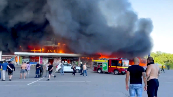 Winkelcentrum in Oekraïne in de as gelegd door aanval met Russische raketten