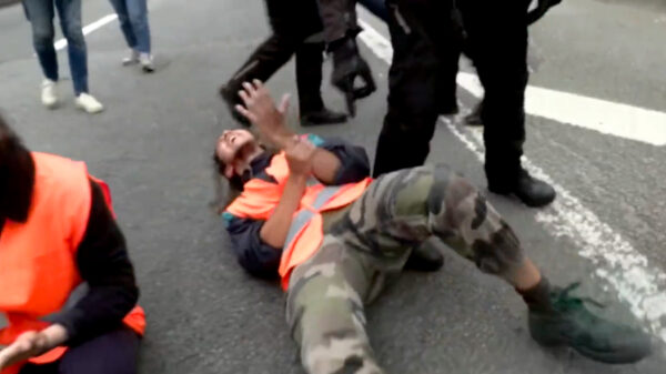 Agent heeft geen enkele medelijden met klimaatactivist die zichzelf vastlijmde