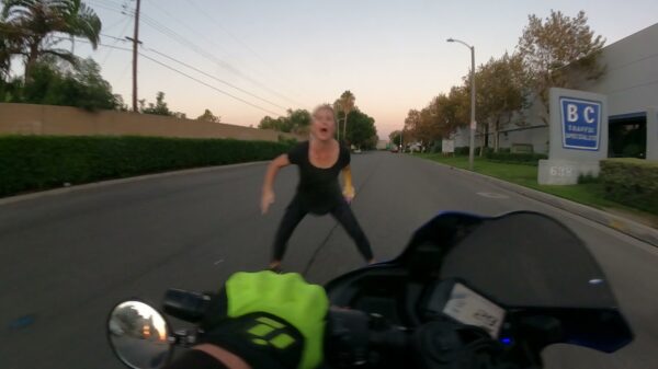 Karen is het lawaai zat en gooit zichzelf voor deze herrieschoppende motorskoft