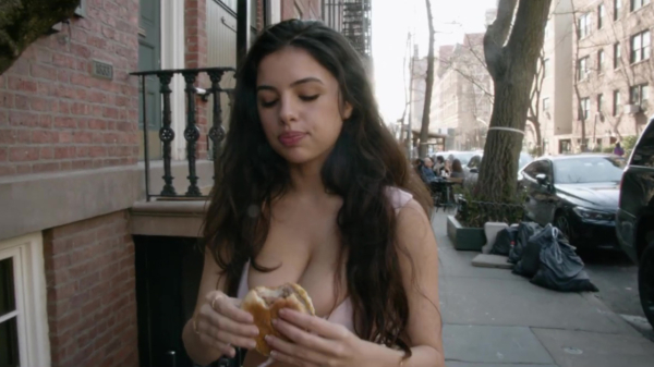 Gastronoom keurt een sappige hamburger in deze hoogstaande recensievideo