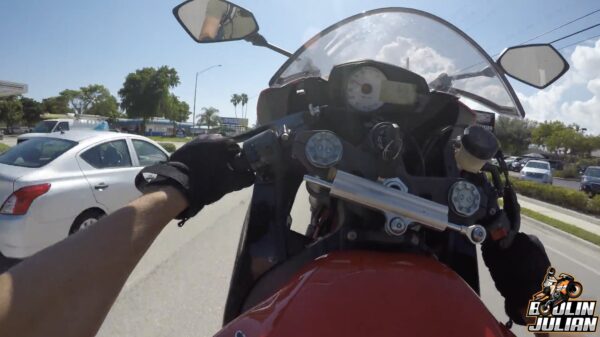 Julian komt er achter dat er ook agenten zijn die van wheelies houden