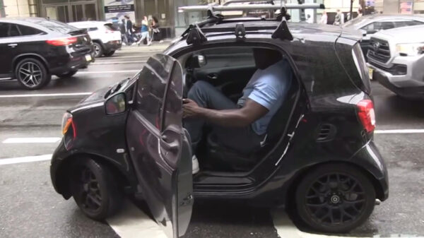 Web classic: even genieten van Shaq die in zijn enorme auto stapt