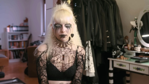 Zombie Goth laat zich transformeren tot "normaal" meisje en nu herkent haar vriend d'r niet meer