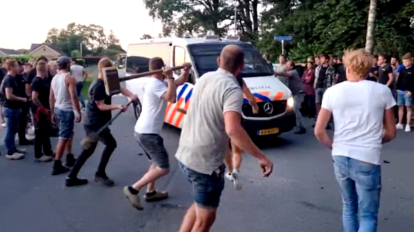 Boerenprotest escaleert: politiebus belaagd met hamers, agent trekt wapen