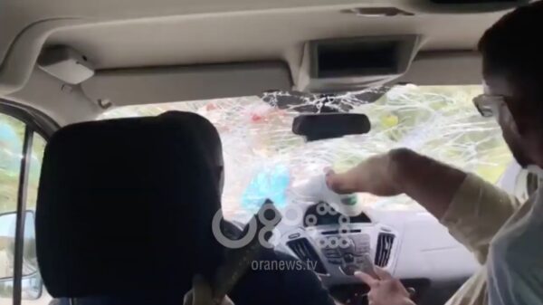 Restauranteigenaar in Albania gaat full retard als Spaanse toeristen een slechte recensie achterlaten