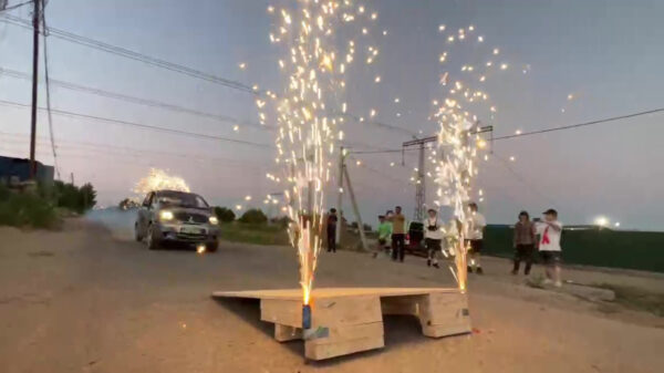 Russische stuntpiloot jankt in volle vaart, via een doe-het-zelf-ramp, de sloot in