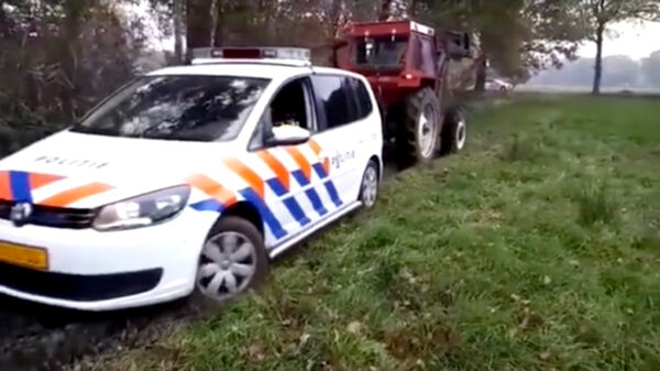 Het kan dus wel: behulpzame boer trekt een hulpeloze agent uit de modder