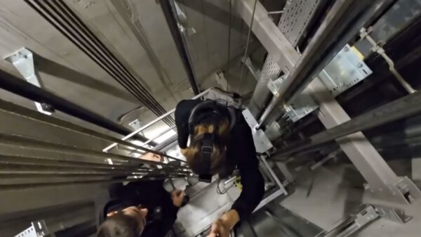 Beste idee van de dag: een liftschacht openbreken en bovenop een lift stappen