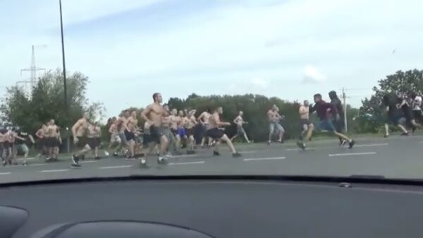 Op zondagmiddag een afslag missen in Polen betekent in een gevecht tussen voetbalhooligans belanden