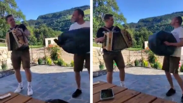 Gezellige jodelmeester bespeelt letterlijk de trekzak