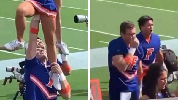 Mannelijke cheerleader kan het niet laten om toch even te snuffelen