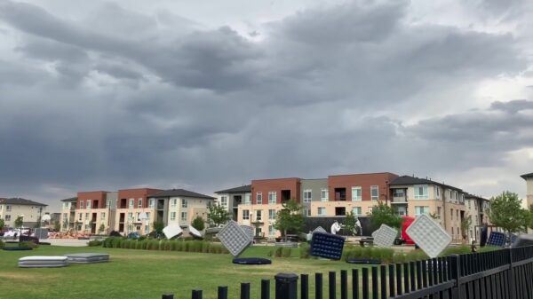 Waarom een enorm luchtbed tijdens een storm niet zo'n veilige plek is