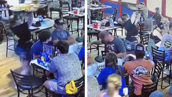 Ober met een dienblad vol eten krijgt plotseling een error