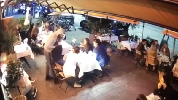 Man met Rolex krijgt op vol terras in Amsterdam een wapen op zijn hoofd