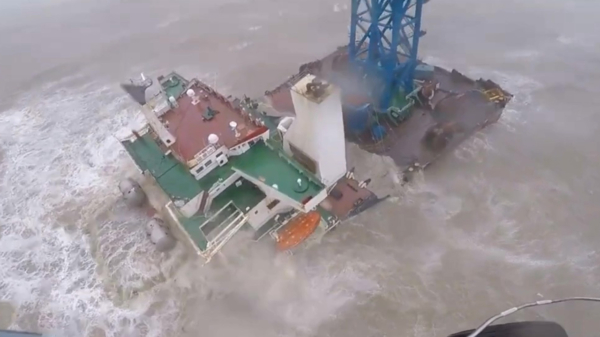 Reddingswerkers redden crewleden van doormidden gebroken schip nabij Hong Kong